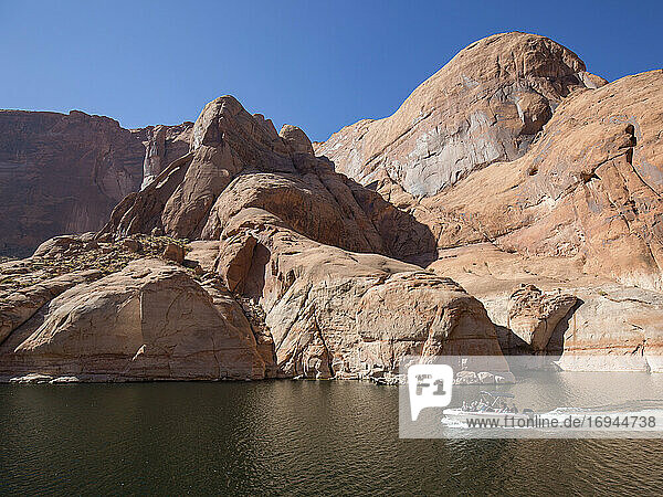 Kleines Sportboot im Forbidding Canyon  einem schmalen Arm des Lake Powell  Glen Canyon National Recreation Area  Utah  Vereinigte Staaten von Amerika  Nordamerika