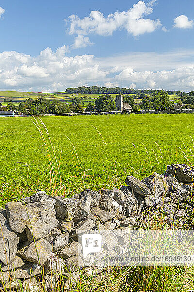 Blick auf Dorfkirche und Trockensteinmauern  Biggin  Peak District National Park  Derbyshire  England  Vereinigtes Königreich  Europa