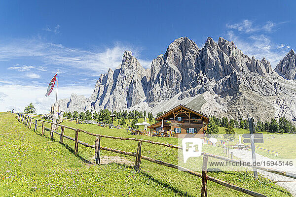 Malga Casnago (Gschnagenhardt) Hütte am Fuße der Geislerspitzen  Val di Funes  Südtirol  Dolomiten  Italien  Europa