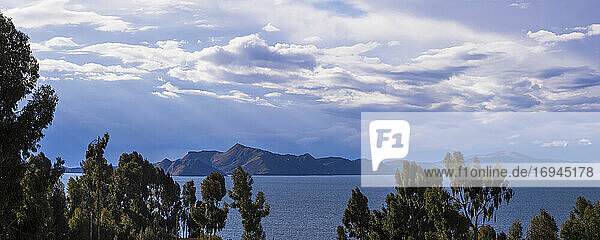 Blick auf den Titicacasee von den Amantani-Inseln (Isla Amantani)  Peru