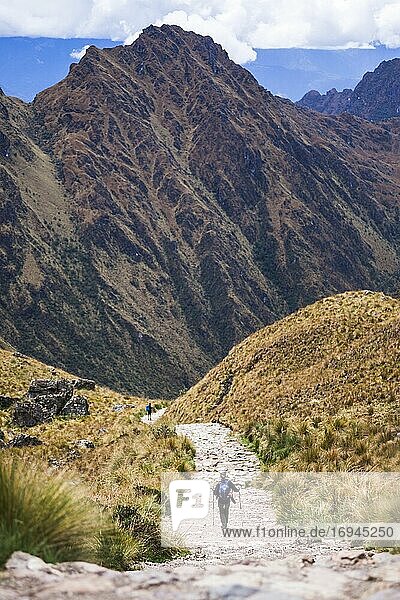Abstieg vom Dead Womans Pass (5.200 m)  Inka Trail Trek Tag 2  Region Cusco  Peru