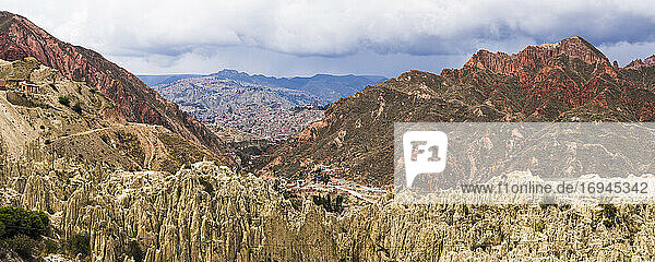 Valle de la Luna (Tal des Mondes) mit La Paz im Hintergrund  Departement La Paz  Bolivien