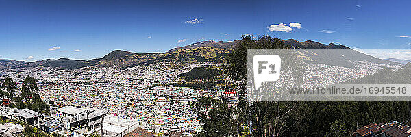 Quito  mit dem Vulkan Pichincha im Hintergrund  Ecuador  Südamerika