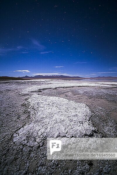 Sterne über den nächtlichen Salzwiesen von Chalviri (auch bekannt als Salar de Chalviri)  Altiplano von Bolivien