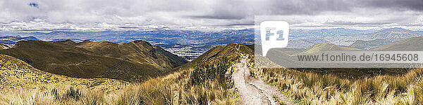 Ganzes Panorama von Quito. Extremer Norden links und extremer Süden rechts  vom Vulkan Pichincha  Ecuador  Südamerika