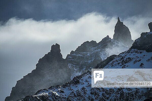 Dramatische Berglandschaft  Nationalpark Torres del Paine  Patagonien  Chile