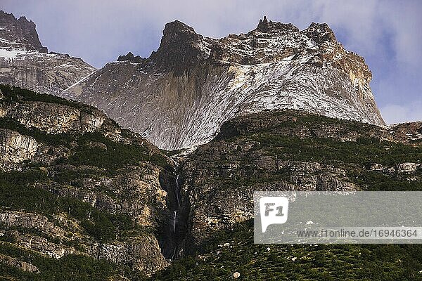 Los Cuernos und ein Wasserfall im Torres del Paine-Nationalpark (Parque Nacional Torres del Paine)  Patagonien  Chile