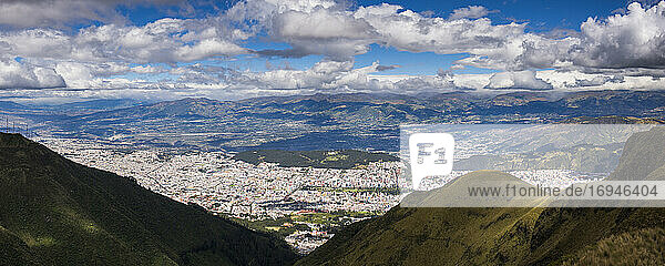 Quito-Panorama vom Vulkan Pichincha aus gesehen  Quito  Ecuador  Südamerika