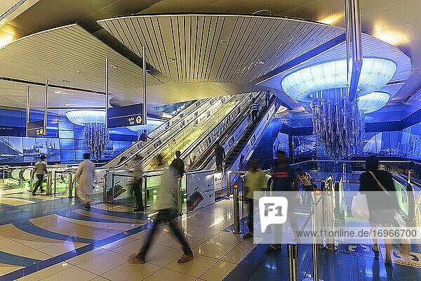 Belebte Metro-Station  Dubai  Vereinigte Arabische Emirate  Asien