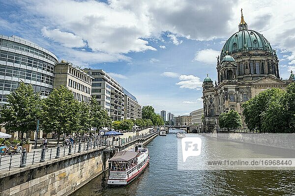 Excursion boats on the Spree with Berlin Cathedral  Museum Island  Mitte  Berlin  Germany  Europe