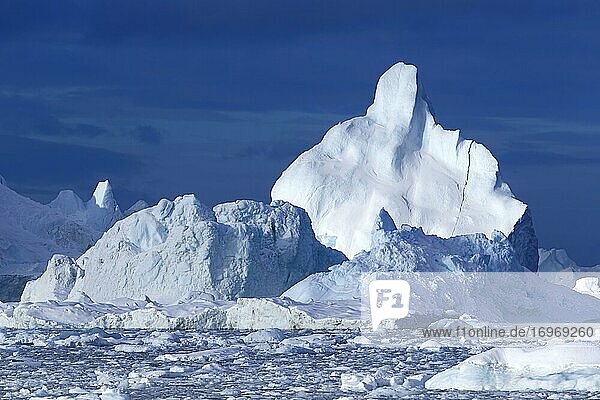 Massive Eisberge treiben im arktischen Meer in der Diskobucht  Eisfjord  UNESCO-Weltkulturerbe in Ilulissat  Grönland  Nordamerika