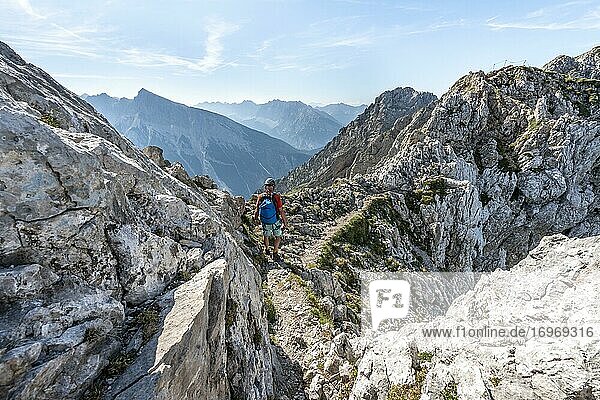 Bergsteiger klettert an einem gesicherten Klettersteig  Mittenwalder Höhenweg  Karwendelgebirge  Mittenwald  Bayern  Deutschland  Europa