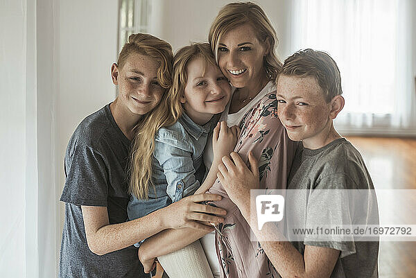 Familienporträt der schönen Familie mit roten Haaren lächelnd im Studio