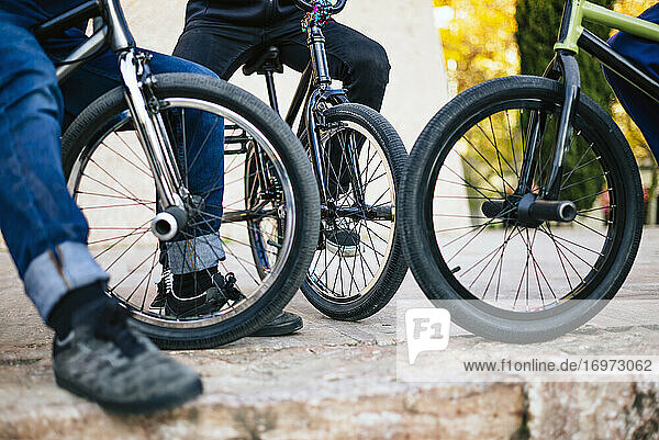 Drei Männer posieren mit ihren BMX-Fahrrädern in der Stadt Madrid Spanien