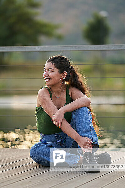 Eine schöne junge Frau posiert für die Kamera von hinten auf einem Ameri