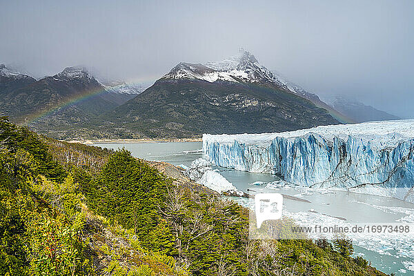 Idyllischer Blick auf den Regenbogen über dem Perito-Moreno-Gletscher  Patagonien  Argentinien