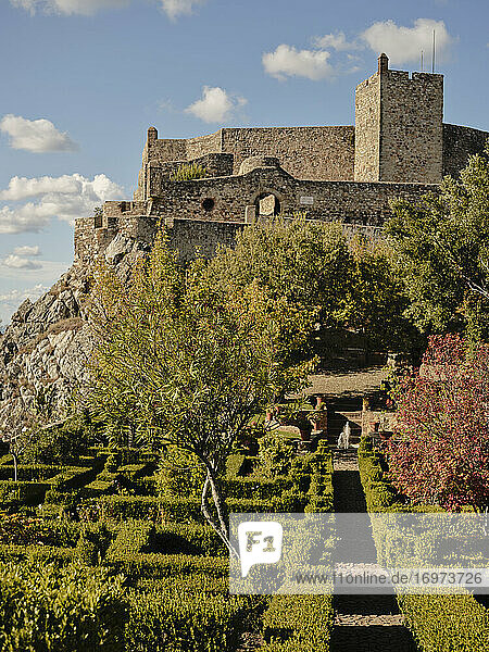 Schloss Marvão und Garten an einem sonnigen Tag