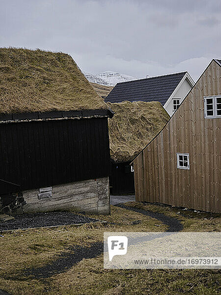 Traditionelle färöische Häuser mit Reetdach