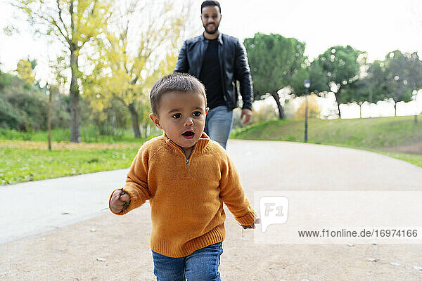 kleiner Junge läuft mit seinem Vater