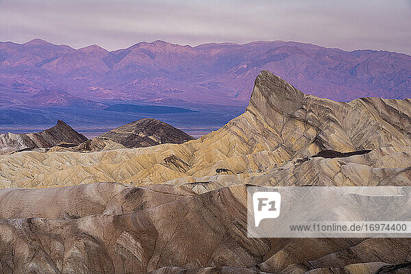 Felsformation Manly Beacon am Zabriskie Point vor Sonnenaufgang  Death Valley National Park  Kalifornien  USA