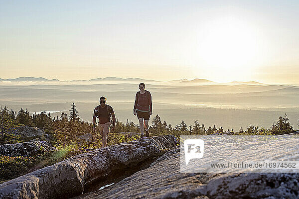 Zwei Personen wandern auf dem Appalachian Trail auf dem Gipfel des Maine Mountain.