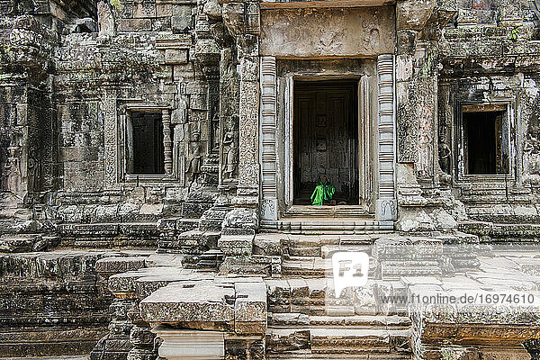 Tempeleingang in den antiken Ruinen von Angkor Wat