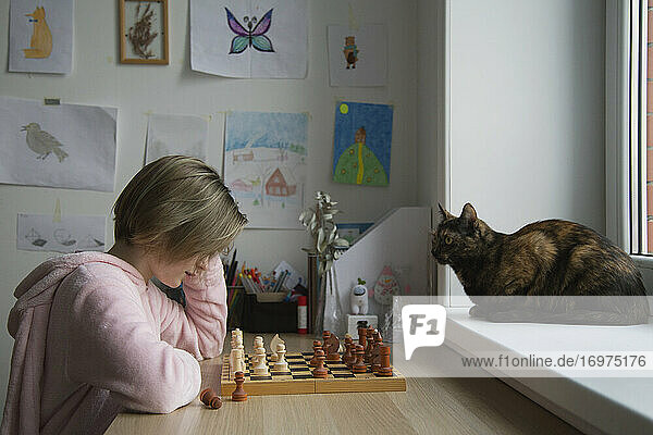 Ein Mädchen spielt ein Brettspiel in Großaufnahme. Schach.