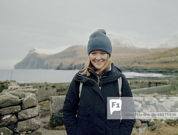 Porträt einer lächelnden Touristin auf den Färöer Inseln