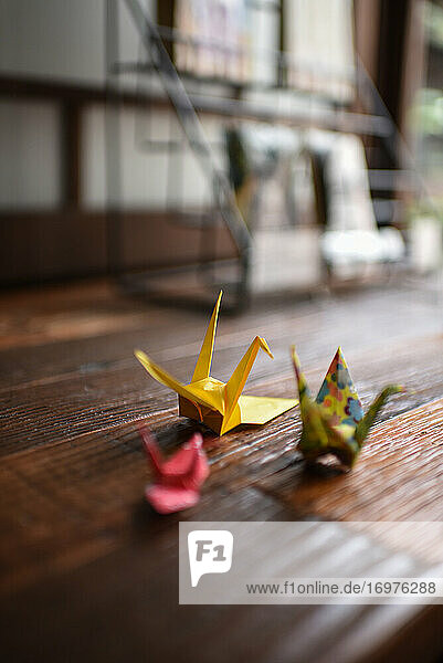 Traditionelle japanische Origami-Figuren auf dem Tisch