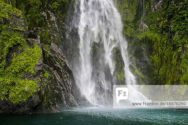 Stirling Falls im Milford Sound im Fiordland National Park  Southland  Südinsel  Neuseeland
