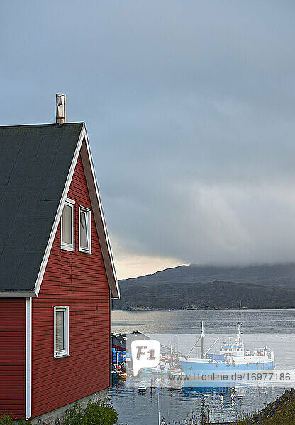 Fischereifahrzeug angedockt in einem kleinen Fischereihafen in Südgrönland