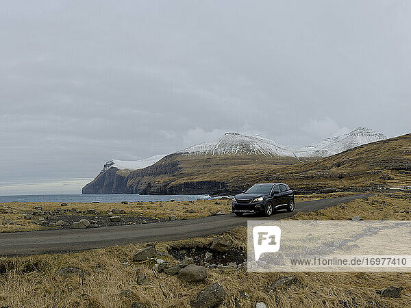 Autofahren am Abend auf den Färöer Inseln