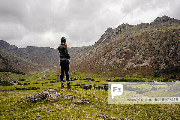 Frau mit Blick auf ein Tal in einem Bergpass im Lake District Na