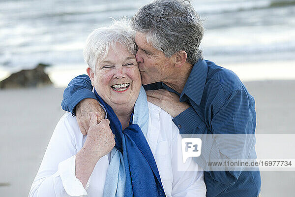 Älterer Ehemann küsst Frau am Cold Storage Beach auf Cape Cod