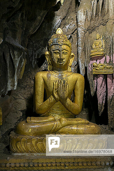 Buddha-Statue in den Myin Ma Hti-Höhlen  in der Nähe von Kalaw und Aungpan  Gemeinde Kalaw  Bezirk Taunggyi  Shan-Staat  Myanmar