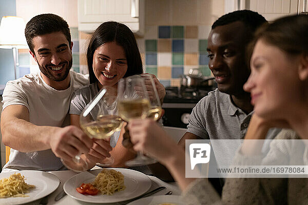 Multiethnische Paare  die gemeinsam Wein genießen