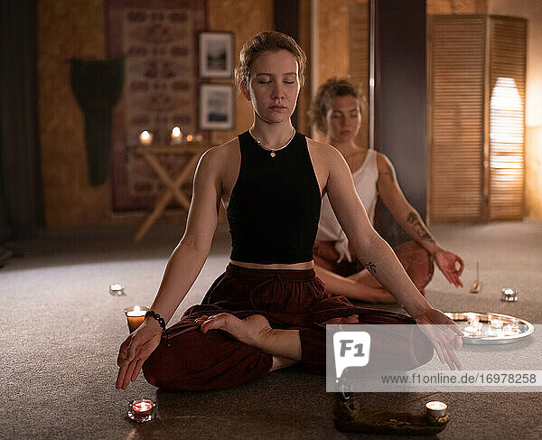 Freundinnen meditieren in einem ruhigen Studio