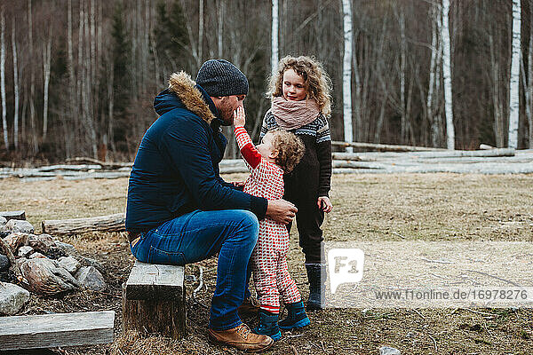 Vater verbringt Zeit im Freien mit Kindern im skandinavischen Wald