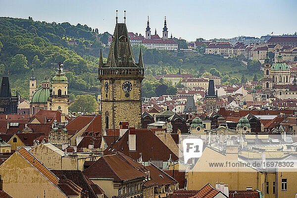 Außenansicht des Alten Rathauses und des astronomischen Uhrenturms  Altstadt  UNESCO  Prag  Tschechische Republik