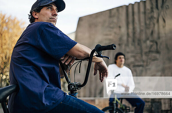 Zwei Männer posieren mit ihren BMX-Fahrrädern in der Stadt Madrid Spanien