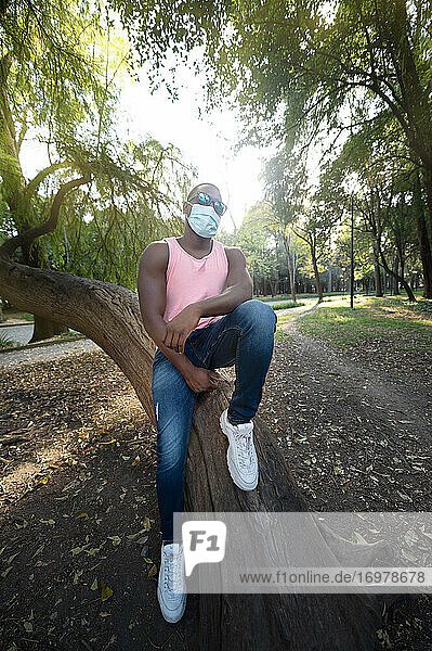 Ein junger schwarzer Mann mit einer Maske in der Covid-19-Pandemiesaison.