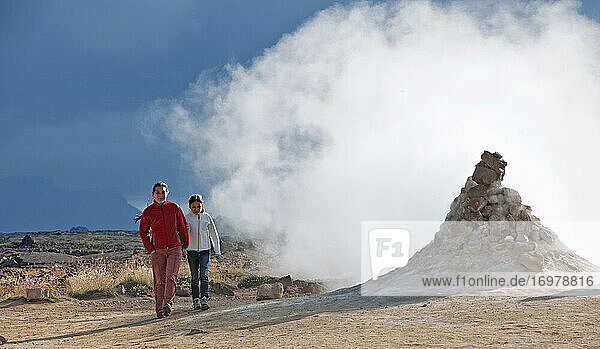 Mutter und Tochter bei der Erkundung der geothermalen heißen Quellen am Myvatn