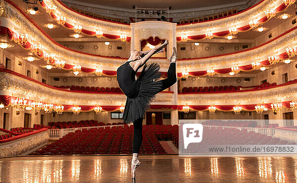 Anmutige schlanke Ballerina tanzt auf der Bühne
