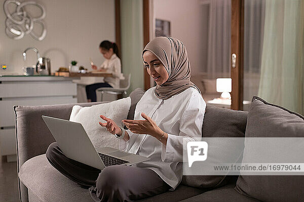 Muslimische Mutter hat virtuelles Treffen zu Hause