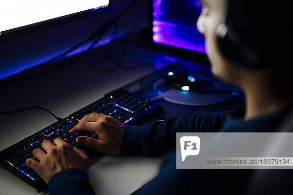 Nahaufnahme der Hände des Spielers  der auf einer Tastatur ein Videospiel spielt