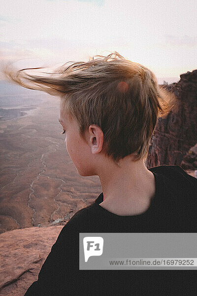 Der Wind bläst das Haar eines Jungen über den Canyonlands Viewpoint.