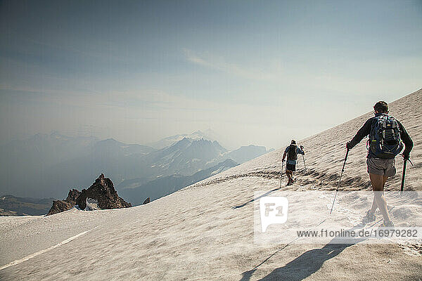 Zwei Wanderer besteigen den Glacier Peak  einen abgelegenen Vulkan in Washington.