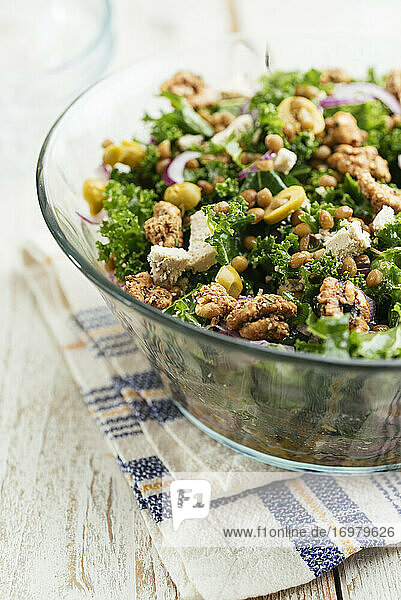 Mediterraner Grünkohl-Linsensalat mit Oliven und veganem Feta
