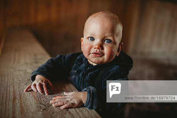 Porträt von schönen Baby mit blauen Augen draußen in Holzhütte