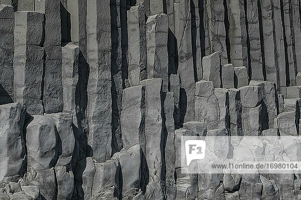Basaltsäulen am Strand von Reynisfjara im Süden von Island
